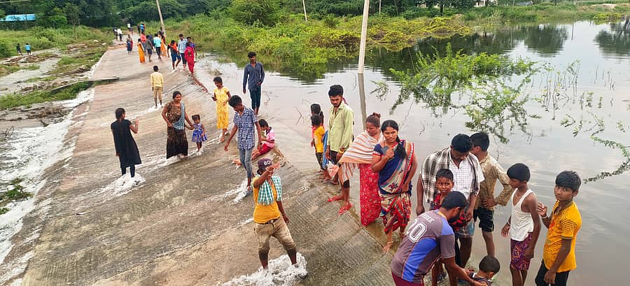 <div class="paragraphs"><p>ಕೊಡಿಗೇನಹಳ್ಳಿ ಹೋಬಳಿಯ ದೊಡ್ಡಮಾಲೂರು ಕೆರೆ ಕೋಡಿ ಬಿದ್ದಿರುವುದನ್ನು ನೋಡಿ ಜನರು ಆನಂದಿಸಿದರು </p></div>