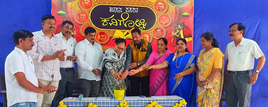 ಹಾಸನದ ಸ್ಕೌಟ್‌ ಮತ್ತು ಗೈಡ್‌ ಭವನದಲ್ಲಿ ಭಾನುವಾರ ಆಯೋಜಿಸಿದ್ದ ಹಾಸನ ದಸರಾ ಕವಿಗೋಷ್ಠಿಯನ್ನು ಸಾಹಿತಿ ಬಾನು ಮುಷ್ತಾಕ್‌ ಉದ್ಘಾಟಿಸಿದರು