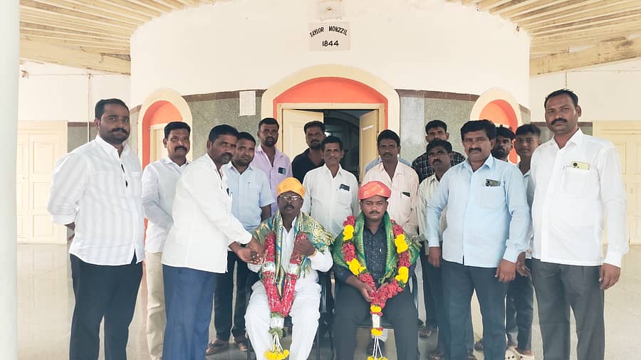 ಸುರಪುರದಲ್ಲಿ ಕರ್ನಾಟಕ ರಾಜ್ಯ ದಲಿತ ಸಂಘರ್ಷ ಸಮಿತಿ ರಾಜ್ಯ ಸಂಘಟನಾ ಸಂಚಾಲಕ ರಾಮಣ್ಣ ಕಲ್ಲದೇವನಹಳ್ಳಿ, ಕ್ರೀಡೆಯಲ್ಲಿ ಸಾಧನೆ ಮಾಡಿದ ರಾಹುಲ್ ಕಿರದಳ್ಳಿ ಅವರನ್ನು ಸನ್ಮಾನಿಸಲಾಯಿತು