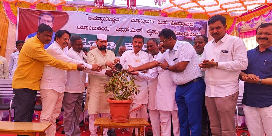 ಅಥಣಿ ತಾಲ್ಲೂಕಿನ ಅರಟಾಳ ಕ್ರಾಸ್ ಹತ್ತಿರ ಜರುಗಿದ ಅಮ್ಮಾಜೇಶ್ವರಿ- ಕೊಟ್ಟಲಗಿ ಏತನೀರಾವರಿ ಯೋಜನೆಯ ಎಂ.ಎಸ್ ಪೈಪ್ಗಳ ಜೋಡನೆಯ ಪೂಜಾ ಕಾರ್ಯಕ್ರಮವನ್ನು ಶಾಸಕ ಸವದಿ ಉದ್ಘಾಟಿಸಿದರು