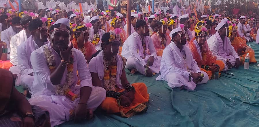 ಜಾಲಹಳ್ಳಿ ಪಟ್ಟಣದ ಲಕ್ಷ್ಮಿ ರಂಗನಾಥ ಸ್ವಾಮಿ ದೇವಸ್ಥಾನ ಗೋವಿಂದ ಸೇವಾ ಸಮಿತಿ ನೇತೃತ್ವದಲ್ಲಿ ಹಮ್ಮಿಕೊಂಡ ಸಾಮೂಹಿಕ ವಿವಾಹ ಕಾರ್ಯಕ್ರಮದಲ್ಲಿ 55 ಜೋಡಿಗಳು ಸತಿಪತಿಗಳಾದರು