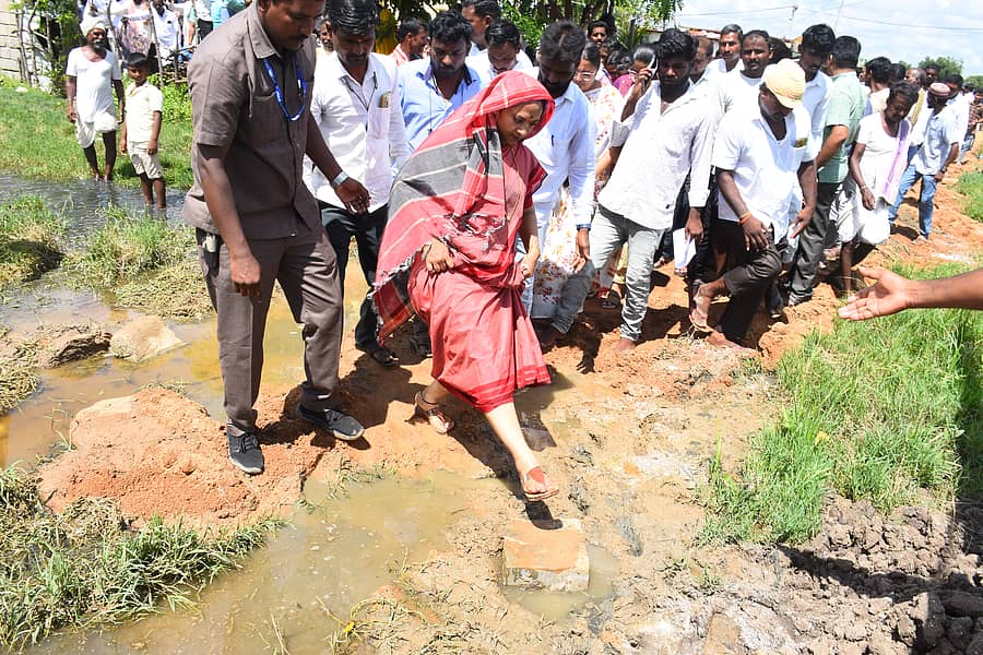ಯಾದಗಿರಿ ಜಿಲ್ಲೆಯ ವಡಗೇರಾ ತಾಲ್ಲೂಕಿನ ಹಾಲಗೇರಾ ಗ್ರಾಮದ‌ ಅಲೆಮಾರಿಗಳ ಕಾಲೊನಿಗೆ ರಾಜ್ಯ ಮಹಿಳಾ ಆಯೋಗದ ಅಧ್ಯಕ್ಷೆ ಡಾ.ನಾಗಲಕ್ಷ್ಮೀ ಚೌಧರಿ ಭೇಟಿ ನೀಡಿದರು