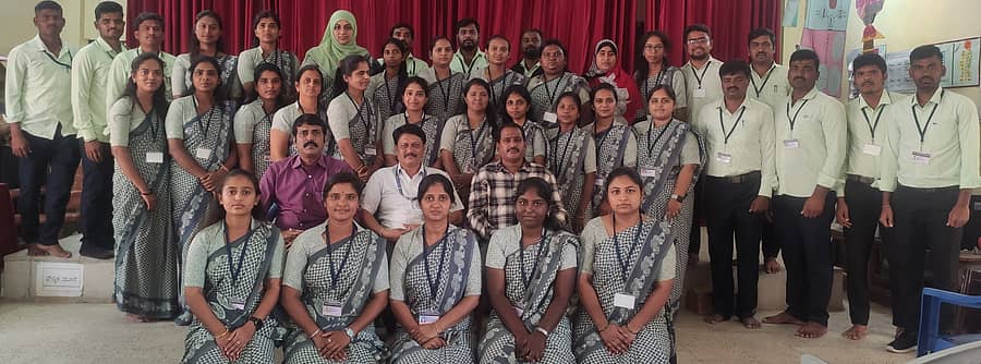 ಚಿತ್ರದುರ್ಗದ ಡಯಟ್ನಲ್ಲಿ ಸೋಮವಾರ ಆಯೋಜಿಸಿದ್ದ ಶೈಕ್ಷಣಿಕ ಚಟುವಟಿಕೆ ಕಾರ್ಯಾಗಾರದಲ್ಲಿ ಭಾಗವಹಿಸಿದ್ದ ಹೊಸದುರ್ಗದ ಎಸ್ವಿಎಸ್ ಶಿಕ್ಷಣ ವಿದ್ಯಾಲಯದ ಪ್ರಶಿಕ್ಷಣಾರ್ಥಿಗಳು