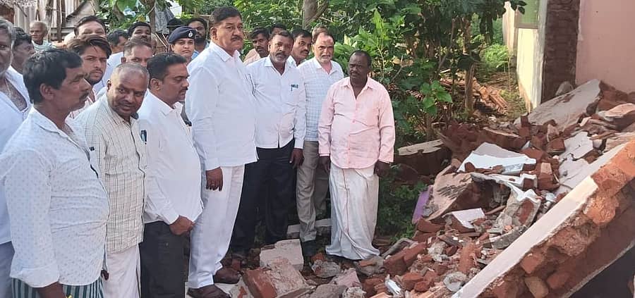 ಸಂತೇಮರಹಳ್ಳಿ ಸಮೀಪದ ಬಾಗಳಿ ಗ್ರಾಮದಲ್ಲಿ ಮಳೆಗೆ ಮನೆ ಗೋಡೆ ಕುಸಿದು ಮೃತಪಟ್ಟ ಚಂದ್ರನಾಯಕ ಎಂಬುವರ ಮನೆಗೆ ಶಾಸಕ ಎ.ಆರ್.ಕೃಷ್ಣಮೂರ್ತಿ ಭೇಟಿ ನೀಡಿ ಪರಿಶೀಲನೆ ನಡೆಸಿದರು