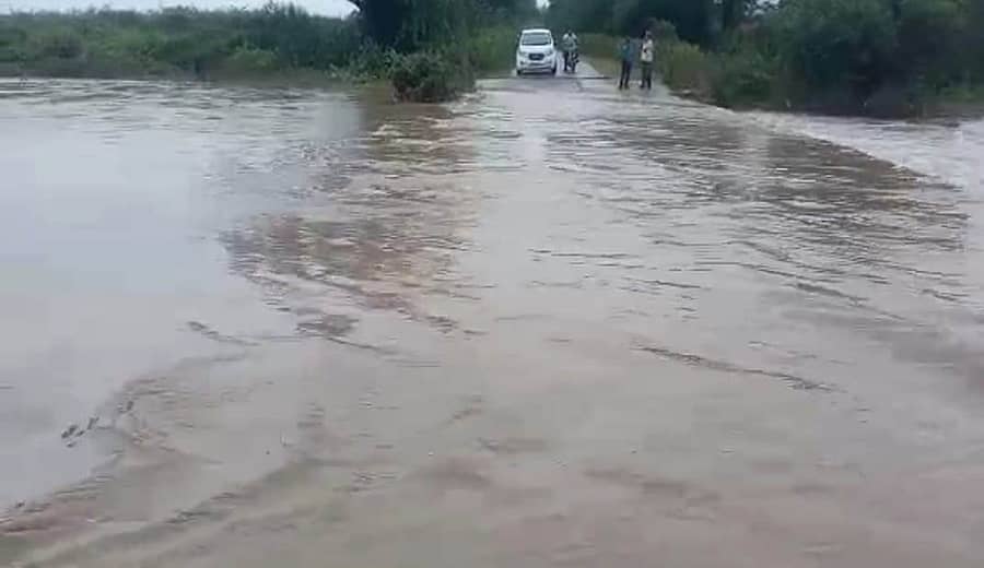 ಲಕ್ಷ್ಮೇಶ್ವರ ತಾಲ್ಲೂಕಿನಲ್ಲಿ ಸುರಿದ ಭಾರೀ ಮಳೆಗೆ ಸೋಮವಾರ ಶಿಗ್ಲಿ-ಒಡೆಯರಮಲ್ಲಾಪುರ ಗ್ರಾಮದ ಮಧ್ಯದ ಹಳ್ಳ ಭರ್ತಿಯಾಗಿ ರಸ್ತೆ ಮೇಲೆ ನೀರು ಹರಿದು ಸಂಚಾರ ಬಂದ್ ಆಗಿತ್ತು