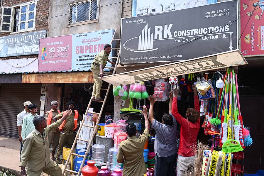 ನಗರಸಭೆಯ ಸಿಬ್ಬಂದಿ ಬೀದರ್ನ ಚೌಬಾರ ರಸ್ತೆಯ ಮಳಿಗೆ ಮೇಲೆ ಅಳವಡಿಸಿದ್ದ ಕನ್ನಡೇತರ ನಾಮಫಲಕವನ್ನು ಮಂಗಳವಾರ ತೆರವುಗೊಳಿಸಿದರು