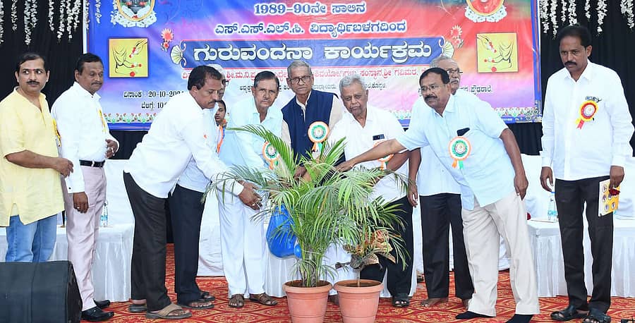 ಕೊಪ್ಪಳದಲ್ಲಿ ನಡೆದ ಗುರುವಂದನಾ ಕಾರ್ಯಕ್ರಮವನ್ನು ಶಿಕ್ಷಣ ತಜ್ಞ ಟಿ.ವಿ. ಮಾಗಳದ ಉದ್ಘಾಟಿಸಿದರು