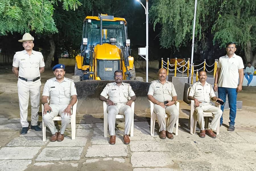 ಕವಿತಾಳ ಠಾಣೆಗೆ ಸೋಮವಾರ ಭೇಟಿ ನೀಡಿದ ಎಸ್ಪಿ ಎಂ.ಪುಟ್ಟಮಾದಯ್ಯ ಜೆಸಿಬಿ ಯಂತ್ರ ಕಳವು ಮಾಡಿದ ಆರೋಪಿಗಳ ಪತ್ತೆ ಮಾಡಿದ ಅಧಿಕಾರಿ ಮತ್ತು ಸಿಬ್ಬಂದಿ ಬಗ್ಗೆ ಪ್ರಶಂಸೆ ವ್ಯಕ್ತಪಡಿಸಿದರು