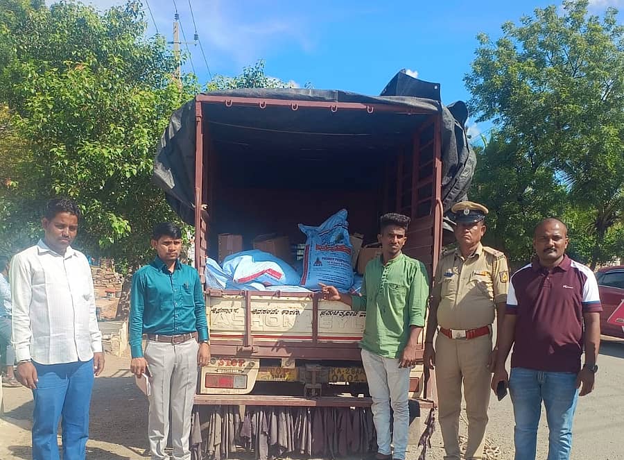 ಶಹಾಪುರ ತಾಲ್ಲೂಕಿನ ನಡಿಹಾಳ ಗ್ರಾಮದ ಬಳಿ ಸೋಮವಾರ ಅಕ್ರಮವಾಗಿ ಸಾಗಣೆ ಮಾಡುತ್ತಿದ್ದ ರಸಗೊಬ್ಬರ ಹಾಗೂ ಕ್ರಿಮಿನಾಶಕ ವಶಪಡಿಸಿಕೊಂಡ ಗೋಗಿ ಠಾಣೆ ಪೊಲೀಸರು