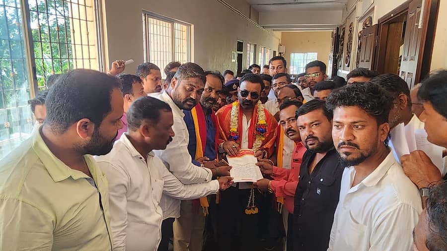 ಕುಂದಗೋಳ ತಾಲ್ಲೂಕಿನ ಕರವೇ ಕಾರ್ಯಕರ್ತರು ರೈತರ ಸಾಲ ಮನ್ನಾ, ಬೆಳೆ ಪರಿಹಾರ, ಉಚಿತ ಕಡಲೆ ಬೀಜ ವಿತರಣೆಗೆ ಆಗ್ರಹಿಸಿ ಮನವಿ ಸಲ್ಲಿಸಿದರು