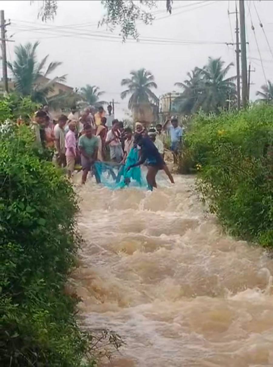 ಹಿರೇಕೆರೂರು ತಾಲ್ಲೂಕಿನ ಹೊಲಬಿಕೊಂಡ ಗ್ರಾಮದ ಬುರುಲಕಟ್ಟೆ ಕೆರೆ ಕೋಡಿ ಬಿದ್ದು, ಗ್ರಾಮಕ್ಕೆ ನುಗ್ಗಿದ ನೀರಿನಲ್ಲಿ ಜನರು ಮೀನು ಹಿಡಿದರು