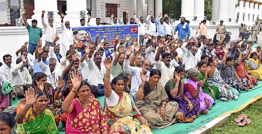 ಜಾತಿ ಜನಗಣತಿ ವರದಿ ಅಂಗೀಕರಿಸಿ ಅನುಷ್ಠಾನಕ್ಕೆ ತರಬೇಕು ಎಂದು ಒತ್ತಾಯಿಸಿ ದಲಿತ ಸಂಘರ್ಷ ಸಮಿತಿ ಸದಸ್ಯರು ಜಿಲ್ಲಾಧಿಕಾರಿ ಕಚೇರಿ ಮುಂಭಾಗ ಪ್ರತಿಭಟಿಸಿದರು –ಪ್ರಜಾವಾಣಿ ಚಿತ್ರ