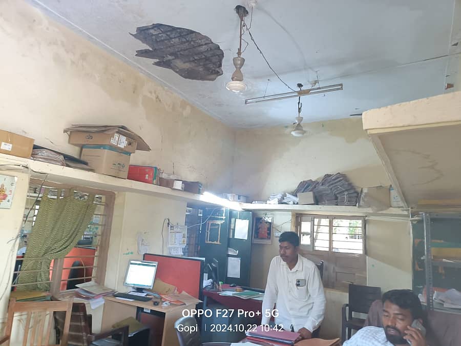 ಮುಧೋಳ ವಿದ್ಯುತ್ ಸರಬರಾಜು ಕೇಂದ್ರದ ಚಾವಣಿ ಕಿತ್ತಿದೆ
