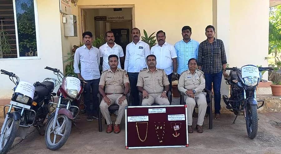 ವಶಪಡಿಸಿಕೊಳ್ಳಲಾದ ಬೈಕ್ ಹಾಗೂ ಚಿನ್ನಾಭರಣಗಳೊಂದಿಗೆ ಸಿಪಿಐ ಮಲ್ಲಿಕಾರ್ಜುನ ತುಳಸಿಗೇರಿ, ಪಿಎಸ್ಐ ಸಂಜಯ ತಿಪರೆಡ್ಡಿ, ಕ್ರೈಂ ಪಿಎಸ್ಐ ಆರ್.ಎಲ್. ಮನ್ನಾಭಾಯಿ ಹಾಗೂ ಮುದ್ದೇಬಿಹಾಳ ಪೊಲೀಸ್ ಠಾಣೆಯ ಅಧಿಕಾರಿಗಳು