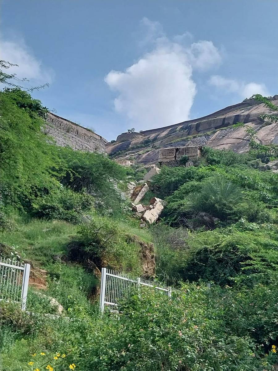 ಮಧುಗಿರಿಯಲ್ಲಿ ಸೋಮವಾರ ರಾತ್ರಿ ಸುರಿದ ಮಳೆಗೆ ಏಕಾಶಿಲಾ ಬೆಟ್ಟದ ಮೇಲಿರುವ ಕುಂಬಾರ ಗುಂಡಿಯ ಬಳಿಯಿರುವ ಗೋಡೆ ಕುಸಿದಿದೆ