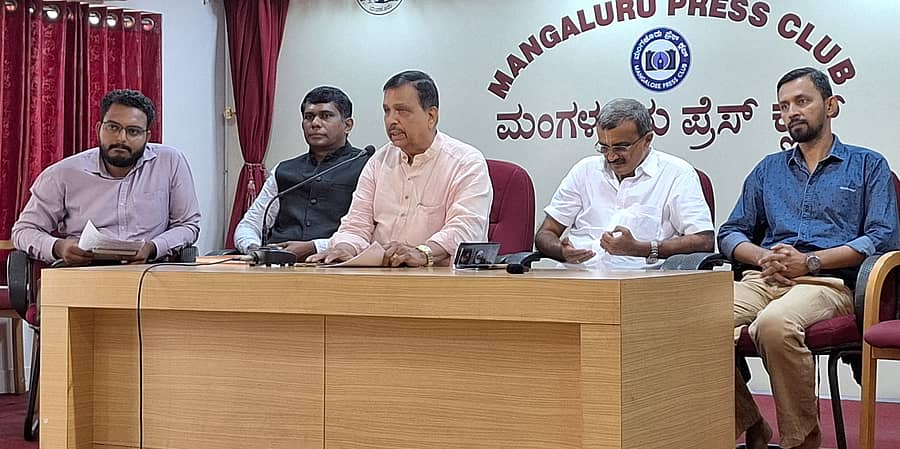 ಸುದ್ದಿಗೋಷ್ಠಿಯಲ್ಲಿ ಎಂ.ಬಿ.ಪುರಾಣಿಕ್ ಮಾತನಾಡಿದರು