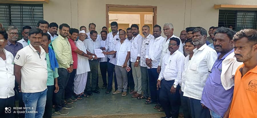 ಚಿಂಚೋಳಿಯ ಮಹಾಂತೇಶ್ವರರ ಭಕ್ತರು ಪುರಸಭೆ ಮುಖ್ಯಾಧಿಕಾರಿ ಕಾಶಿನಾಥ ಧನ್ನಿ ಅವರಿಗೆ ಮಂಗಳವಾರ ಮನವಿ ಸಲ್ಲಿಸಿದರು