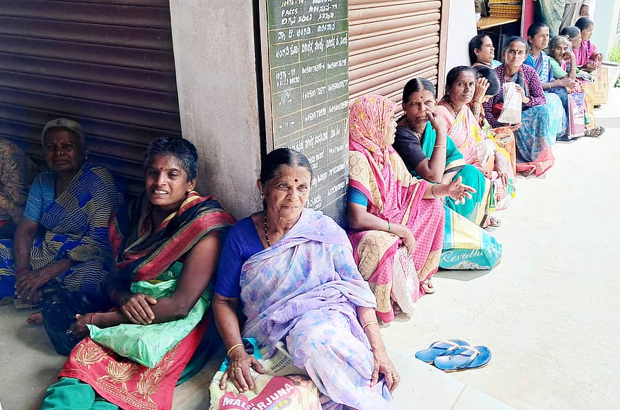 ಪಡಿತರ ಪಡೆಯಲು ಹಿರೀಸಾವೆಯ ಕೃಷಿ ಪತ್ತಿನ ಸಹಕಾರ ಸಂಘದ ಎದುರು ವೃದ್ಧರು, ಮಹಿಳೆಯರು ಮಂಗಳವಾರ ಕಾಯುತ್ತ ಕುಳಿತಿದ್ದರು