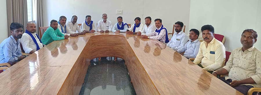 ಹಿರಿಯೂರಿನ ಪ್ರವಾಸಿ ಮಂದಿರದ ಸಭಾಂಗಣದಲ್ಲಿ ಮಂಗಳವಾರ ಒಳಮೀಸಲಾತಿ ಹೋರಾಟಗಾರರ ಸಭೆ ನಡೆಯಿತು