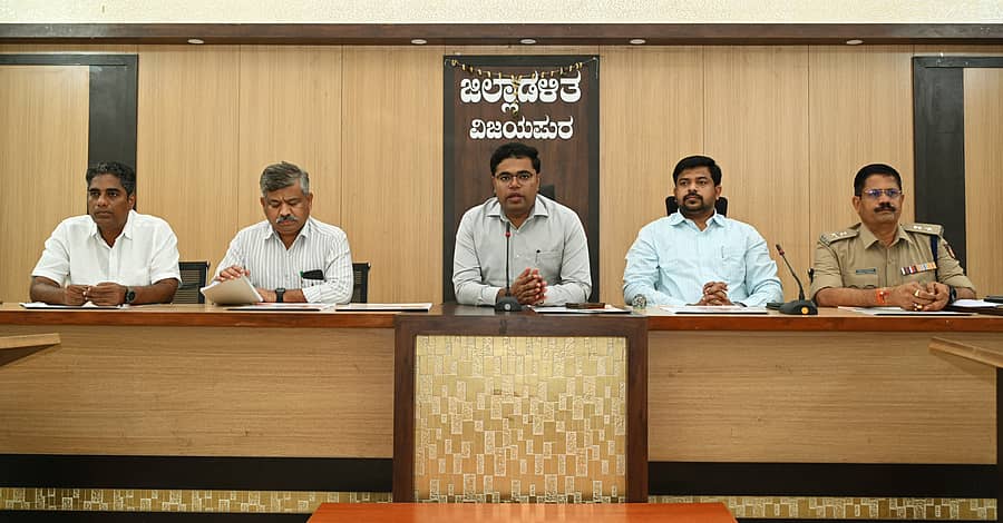 ವಿಜಯಪುರ ಜಿಲ್ಲಾಧಿಕಾರಿ ಕಚೇರಿ ಸಭಾಂಗಣದಲ್ಲಿ ಮಂಗಳವಾರ ನಡೆದ ವೃಕ್ಷಥಾನ್ ಹೆರಿಟೇಜ್ ರನ್ -2024ರ ಸಿದ್ಧತಾ ಸಭೆಯಲ್ಲಿ ಜಿಲ್ಲಾಧಿಕಾರಿ ಟಿ. ಭೂಬಾಲನ್ ಮಾತನಾಡಿದರು