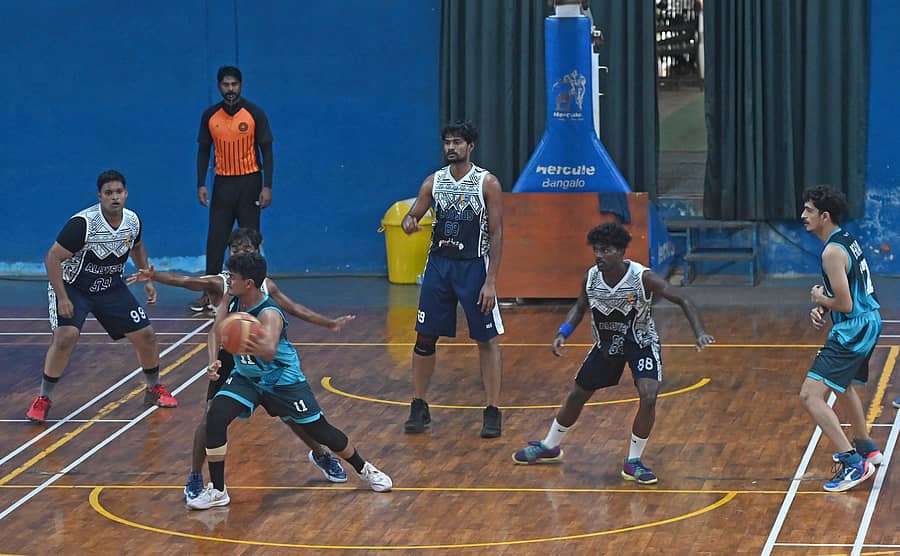 <div class="paragraphs"><p>ಕಾಲೇಜು ವಿಭಾಗದ ಪಂದ್ಯದಲ್ಲಿ ಎನ್ಐಟಿಕೆಯ ಸ್ವರಾಜ್ ಪಾಂಡೆ ಮುನ್ನಡೆಯನ್ನು ತಡೆಯಲು ಸೇಂಟ್ ಅಲೋಶಿಯಸ್ ತಂಡದ ಆಟಗಾರರು ಪ್ರಯತ್ನಿಸಿದರು</p></div>