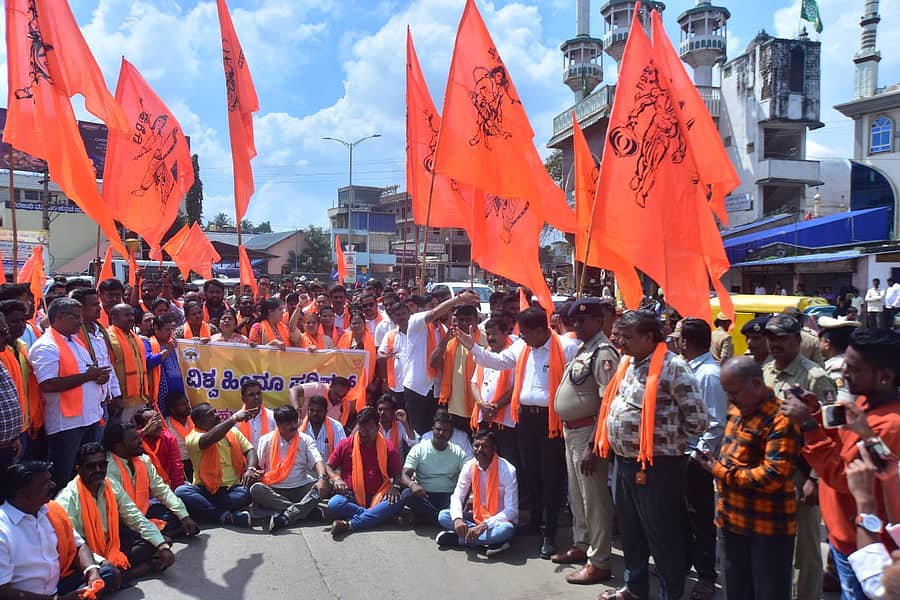ಹಳೇಹುಬ್ಬಳ್ಳಿ ಇಂಡಿಪಂಪ್‌ ವೃತ್ತದಲ್ಲಿ ವಿಶ್ವ ಹಿಂದೂ ಪರಿಷತ್‌ ಕಾರ್ಯಕರ್ತರು ಬುಧವಾರ ಪ್ರತಿಭಟನಾ ಧರಣಿ ನಡೆಸಿದರು –ಪ್ರಜಾವಾಣಿ ಚಿತ್ರ
