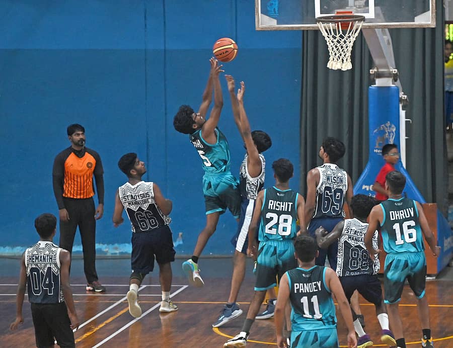 ಸೇಂಟ್ ಅಲೋಶಿಯಸ್ ತಂಡದ ವಿರುದ್ಧ ಪಾಯಿಂಟ್ ಗಳಿಸಲು ಪ್ರಯತ್ನಿಸಿದ ಎನ್ಐಟಿಕೆ ಕಾಲೇಜು ತಂಡದ ಆಟಗಾರ ಪ್ರಜಾವಾಣಿ ಚಿತ್ರ:ಫಕ್ರುದ್ದೀನ್ ಎಚ್