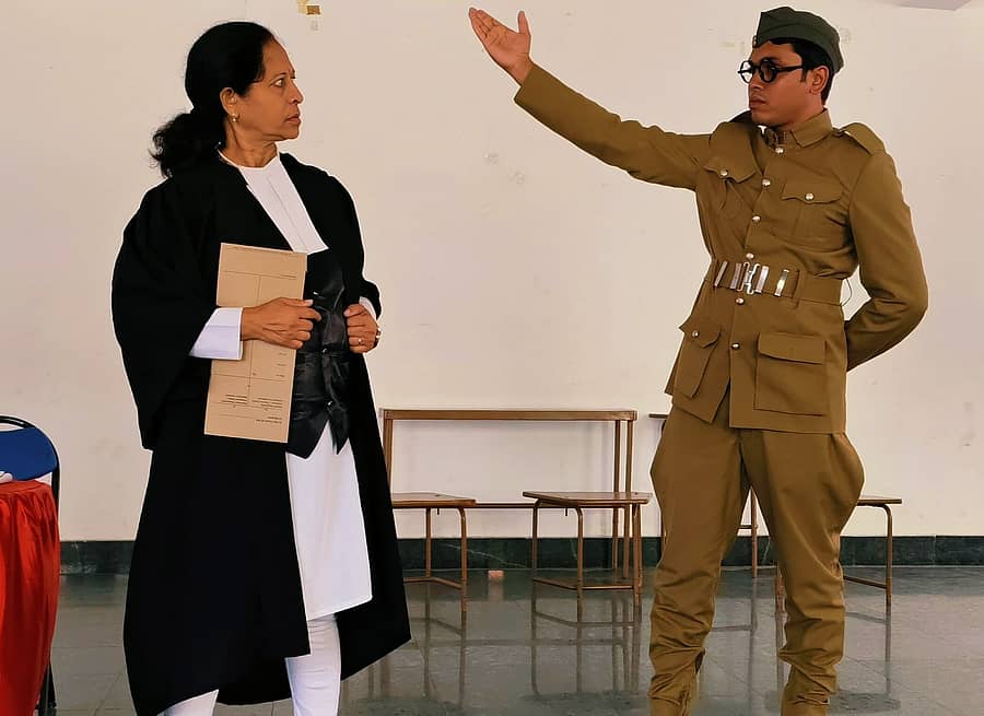 ಕಲಾವಿದರು ‘ಸತ್ಯವನ್ನೇ ಹೇಳುತ್ತೇನೆ’ ನಾಟಕದ ತಾಲೀಮಿನಲ್ಲಿ ತೊಡಗಿರುವುದು