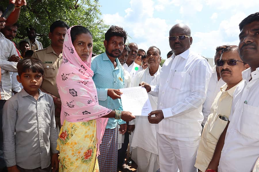 ಇತ್ತೀಚೆಗೆ ಬಂಡೆಗಲ್ಲು ಉರುಳಿ ಮೃತಪಟ್ಟ ಗೌಡೂರು ತಾಂಡಾದ ಬಾಲಕರ ಕುಟುಂಬ ಸದಸ್ಯರಿಗೆ ಜಿಲ್ಲಾಧಿಕಾರಿ ನಿಧಿಯಿಂದ ನೀಡಿದ ₹5 ಲಕ್ಷ ಪರಿಹಾರದ ಚೆಕ್ ಅನ್ನು ಶಾಸಕ ಮಾನಪ್ಪ ವಜ್ಜಲ ವಿತರಿಸಿದರು