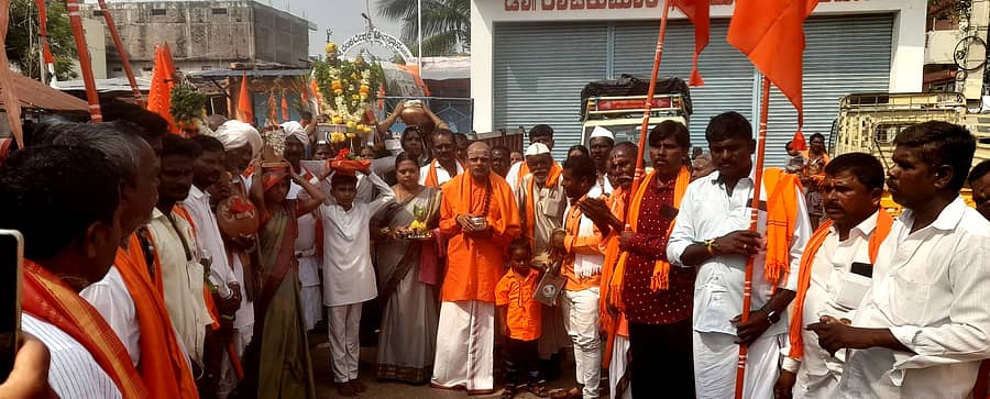 ಕಾರಟಗಿಯಿಂದ ಪಂಢರಪುರಕ್ಕೆ ಭಕ್ತರು ಪಾದಯಾತ್ರೆಯ ಮೂಲಕ ತೆರಳಿದರು