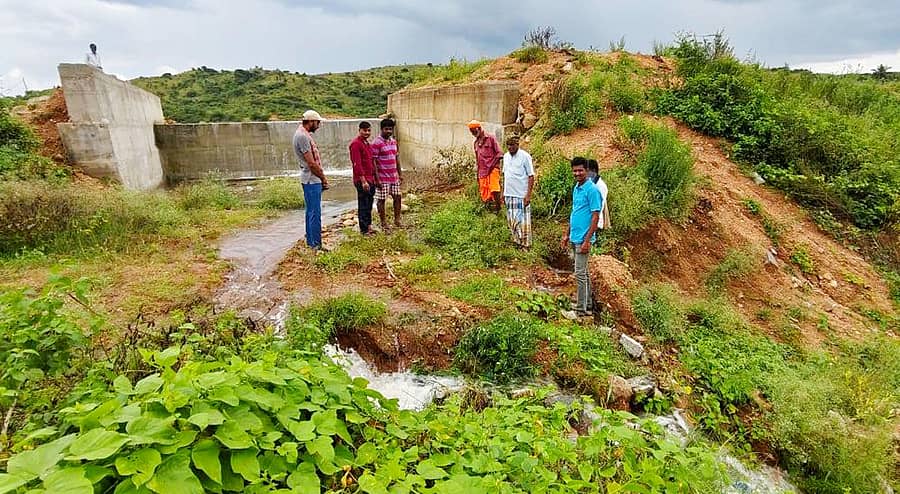 ಹೊಳಲ್ಕೆರೆ ತಾಲ್ಲೂಕಿನ ಕಣಿವೆ ಹಳ್ಳಿ ಸಮೀಪ ನಿರ್ಮಿಸಿರುವ ಹೊಸಕೆರೆಯ ಕೋಡಿಯಲ್ಲಿ ನೀರು ಹರಿದು ಕೊರಕಲಾಗಿರುವ ದೃಶ್ಯ.