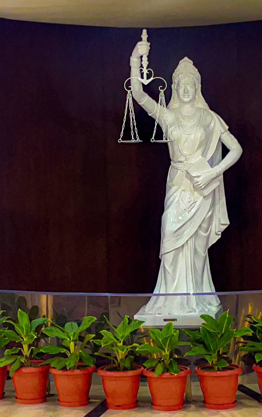 ಕಣ್ಣಿಗೆ ಪಟ್ಟಿ ಇಲ್ಲದ, ಒಂದು ಕೈಯಲ್ಲಿ ಸಂವಿಧಾನದ ಪ್ರತಿಯನ್ನು ಹಿಡಿದಿರುವ ‘ನ್ಯಾಯದೇವತೆ’ಯ ವಿಗ್ರಹವನ್ನು ಸುಪ್ರೀಂ ಕೋರ್ಟ್ನಲ್ಲಿ ಇರಿಸಲಾಗಿದೆ. –ಪಿಟಿಐ ಚಿತ್ರ