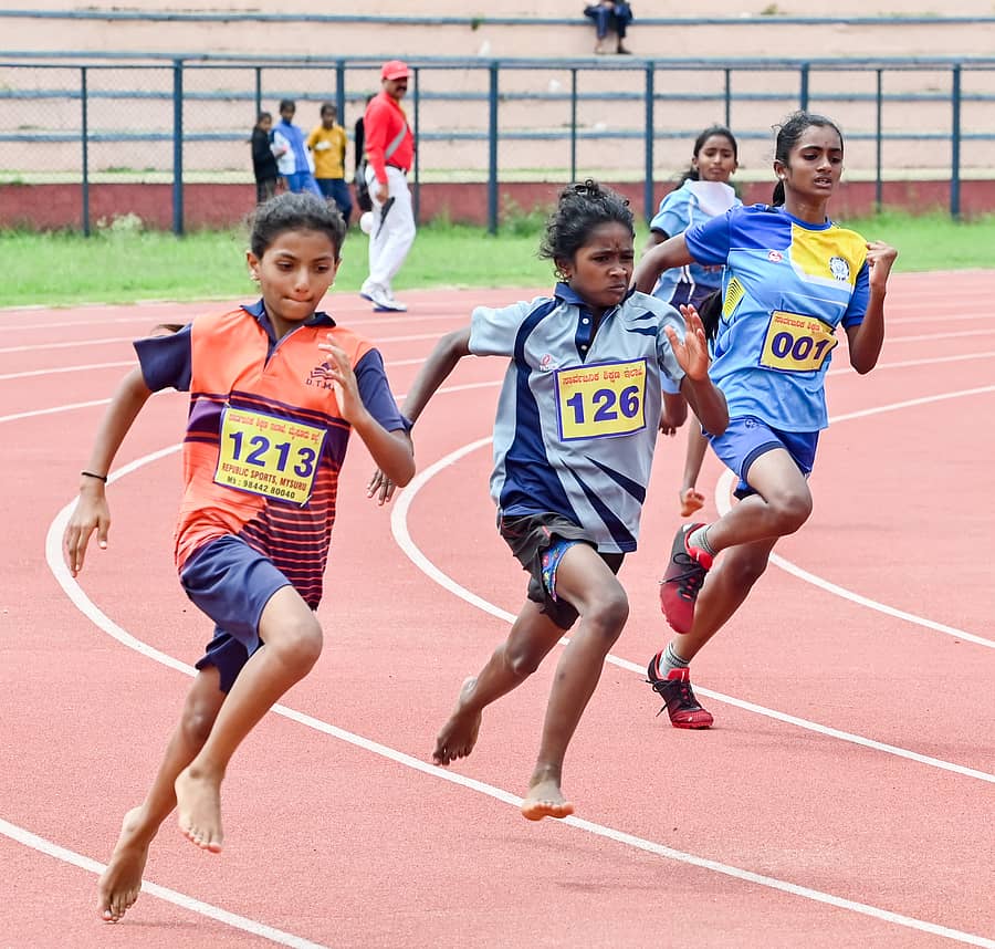 ಬಾಲಕಿಯರ 400 ಮೀ. ಓಟದಲ್ಲಿ ಗುರಿಯತ್ತ ಮುನ್ನುಗ್ಗಿದ ಸ್ಪರ್ಧಿಗಳು –ಪ್ರಜಾವಾಣಿ ಚಿತ್ರ