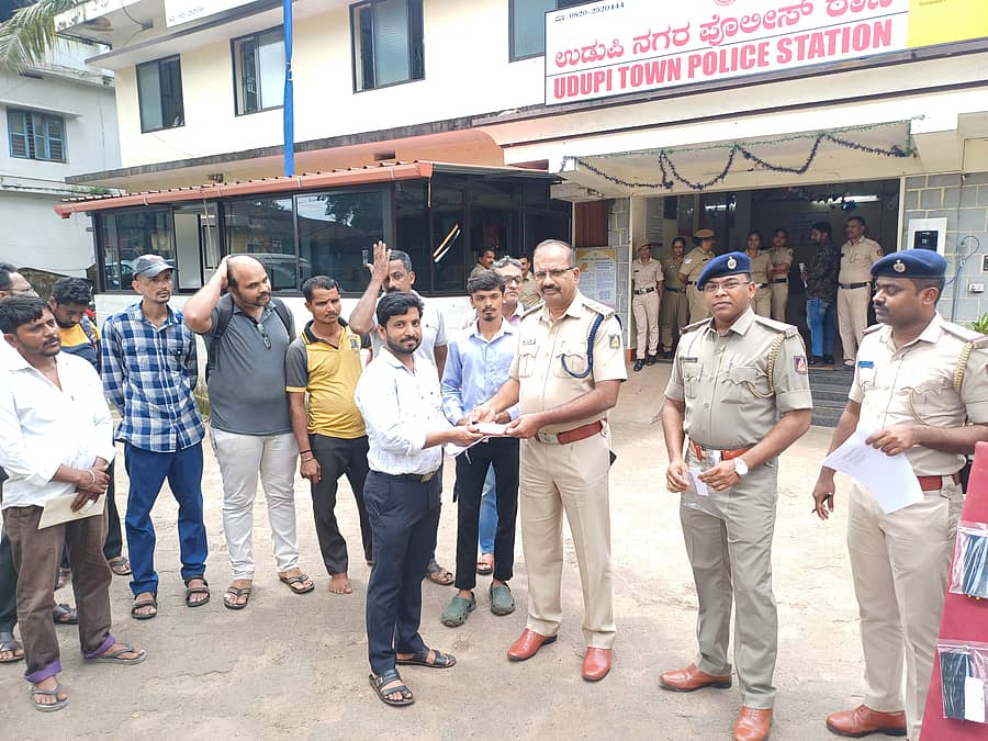 ಕಳವಾಗಿದ್ದ ಮೊಬೈಲ್‌ ಅನ್ನು ವಾರೀಸುದಾರರಿಗೆ ಹಸ್ತಾಂತರಿಸಲಾಯಿತು