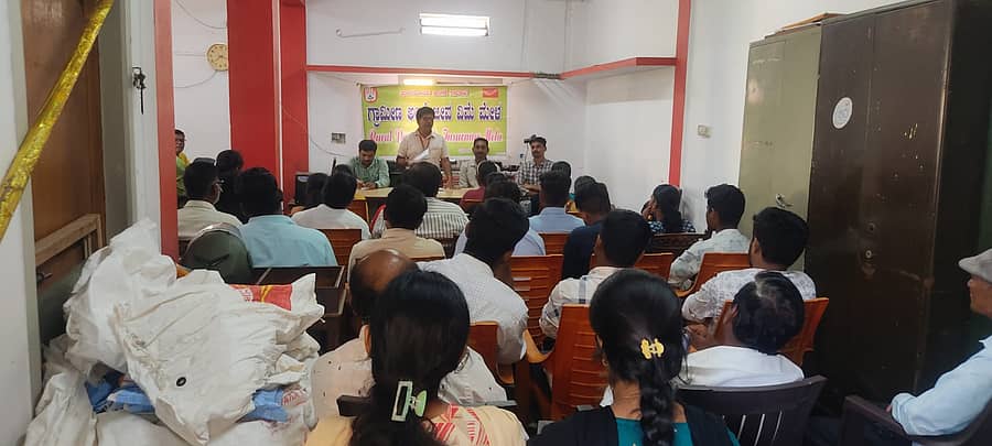 ರಟ್ಟೀಹಳ್ಳಿ ಪಟ್ಟಣದ ಅಂಚೆ ಕಚೇರಿಯಲ್ಲಿ ಬುಧವಾರ ಗ್ರಾಮೀಣ ಅಂಚೆ ಜೀವ ವಿಮೆ ಮೇಳ ಜರುಗಿತು. ಗ್ರಾಮೀಣ ಭಾಗದ ಅಂಚೆ ನೌಕರರು ಕಾರ್ಯಕ್ರಮದಲ್ಲಿ ಪಾಲ್ಗೊಂಡಿದ್ದರು.