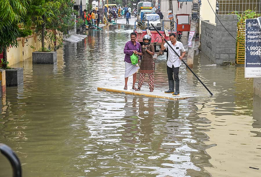 ದೋಣಿಯಾದ ಬಾಗಿಲು...
ವಡ್ಡರಪಾಳ್ಯ ಮುಖ್ಯರಸ್ತೆಯ ಸಾಯಿ ಬಡಾವಣೆಯಲ್ಲಿ ನಿಂತ ಮಳೆ ನೀರನ್ನು ದಾಟಲು ಜನರು ಬಾಗಿಲನ್ನೇ ದೋಣಿಯಂತೆ ಬಳಸಿದರು
ಪ್ರಜಾವಾಣಿ ಚಿತ್ರ: ಎಂ.ಎಸ್.ಮಂಜುನಾಥ್
