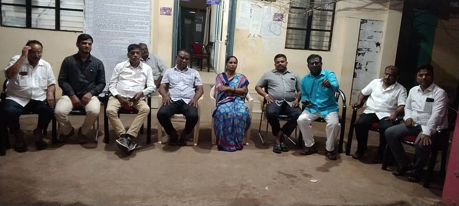 ಹರಿಹರದ ನಗರಸಭೆ ಅಧ್ಯಕ್ಷೆ ಕವಿತಾ ಮಾರುತಿ ಬೇಡರ್ ಹಾಗೂ ಕೆಲ ಸದಸ್ಯರು ಪೌರಾಯುಕ್ತರ ವರ್ತನೆ ಖಂಡಿಸಿ ಬುಧವಾರ ಸಂಜೆ ಧರಣಿ ನಡೆಸಿದರು