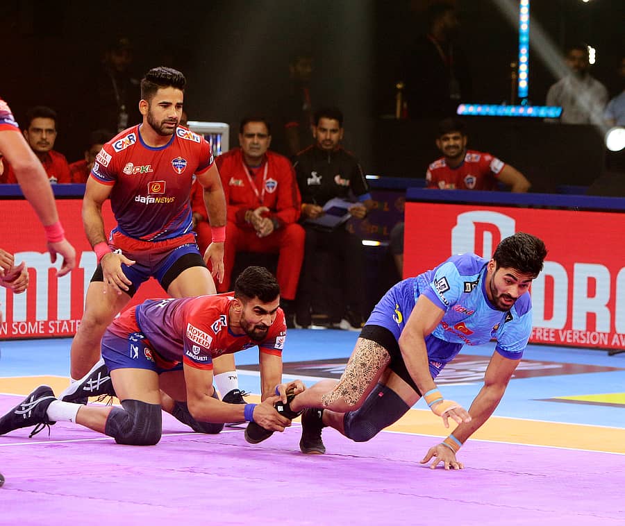 ಯುಪಿ ಯೋಧಾಸ್ ತಂಡದ ಆಟಗಾರರು ಬೆಂಗಾಲ್ ವಾರಿಯರ್ಸ್ ತಂಡದ ರೇಡರ್ನನ್ನು ಹಿಡಿದೆಳೆಯಲು ಯತ್ನಿಸಿದರು.