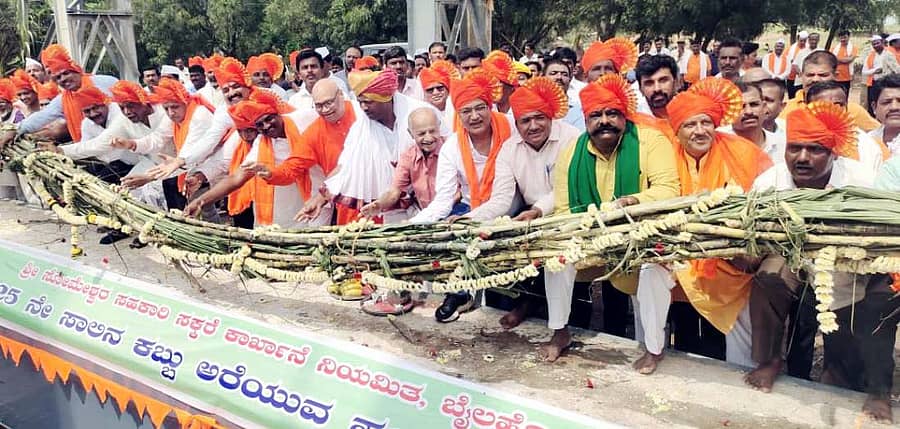 ಬೈಲಹೊಂಗಲ ಸೋಮೇಶ್ವರ ಸಹಕಾರ ಸಕ್ಕರೆ ಕಾರ್ಖಾನೆ ಆಡಳಿತ ಮಂಡಳಿ ಸದಸ್ಯರು ಗುರುವಾರ ಕಬ್ಬು ಅರೆಯುವ ಹಂಗಾಮಿನ ಪ್ರಾರಂಭೋತ್ಸವಕ್ಕೆ ಚಾಲನೆ ನೀಡಿದರು