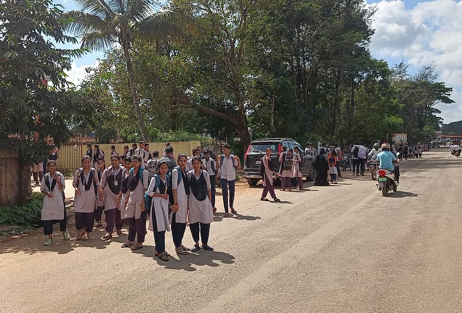 ಶಿರಸಿಯ ಮಾರಿಕಾಂಬಾ ಕಾಲೇಜ್ ಎದುರು ಪಾದಚಾರಿ ಮಾರ್ಗವಿಲ್ಲದ ಕಾರಣ ರಸ್ತೆಯಲ್ಲಿಯೇ ವಿದ್ಯಾರ್ಥಿಗಳು ಸಂಚರಿಸುತ್ತಿರುವುದು