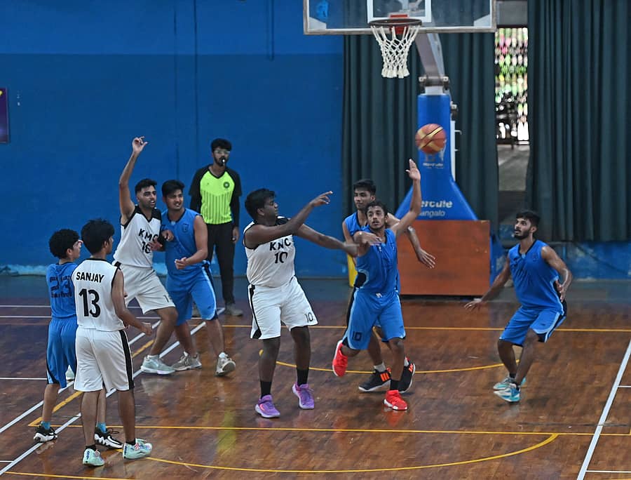 ಗುರುವಾರ ನಡೆದ ಪಂದ್ಯದಲ್ಲಿ ಪಾಯಿಂಟ್ ಗಳಿಸಲು ಪ್ರಯತ್ನಿಸಿದ ಕೆಎಂಸಿ ಕಾಲೇಜು ತಂಡದ ಆಟಗಾರನನ್ನು ನಿಟ್ಟೆ ಕ್ಯಾಂಪಸ್ (ನೀಲಿ) ತಂಡದ ಆಟಗಾರರು ತಡೆದರು. ಪ್ರಜಾವಾಣಿ ಚಿತ್ರ :ಫಕ್ರುದ್ದೀನ್ ಎಚ್