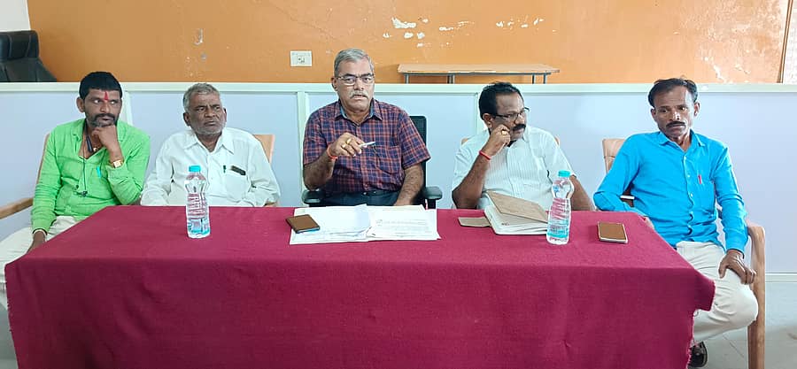 ಯಲಬುರ್ಗಾ ಪಟ್ಟಣದ ತಹಶೀಲ್ದಾರ್ ಕಚೇರಿಯಲ್ಲಿ ನಡೆದ ಕರ್ನಾಟಕ ರಾಜ್ಯೋತ್ಸವ ಕುರಿತ ಪೂರ್ವಭಾವಿ ಸಭೆಯಲ್ಲಿ ಗ್ರೇಡ್-2 ತಹಶೀಲ್ದಾರ್ ವಿರೂಪಾಕ್ಷಪ್ಪ ಹೊರಪೇಟಿ, ಅಂದಯ್ಯ ಕಳ್ಳಿಮಠ ಭಾಗಿಯಾಗಿದ್ದರು