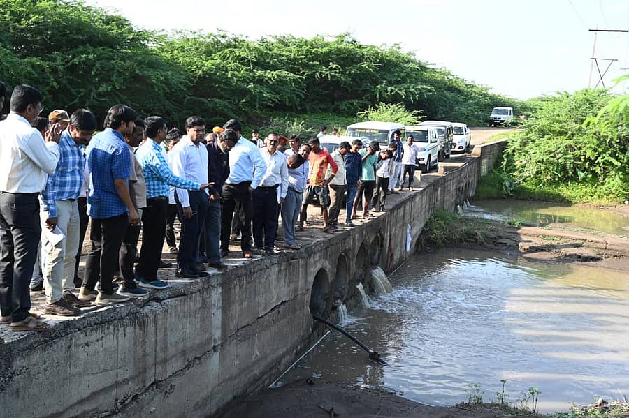 ವಿಜಯಪುರ ಜಿಲ್ಲೆಯಲ್ಲಿ ಹರಿಯುವ ಡೋಣಿ ನದಿ ತೀರಕ್ಕೆ ಭೇಟಿ ನೀಡಿದ ಜಿಲ್ಲಾಧಿಕಾರಿ ಟಿ. ಭೂಬಾಲನ್, ಜಿಲ್ಲಾಧಿಕಾರಿ ರಿಷಿ ಆನಂದ ಪರಿಶೀಲಿಸಿದರು 