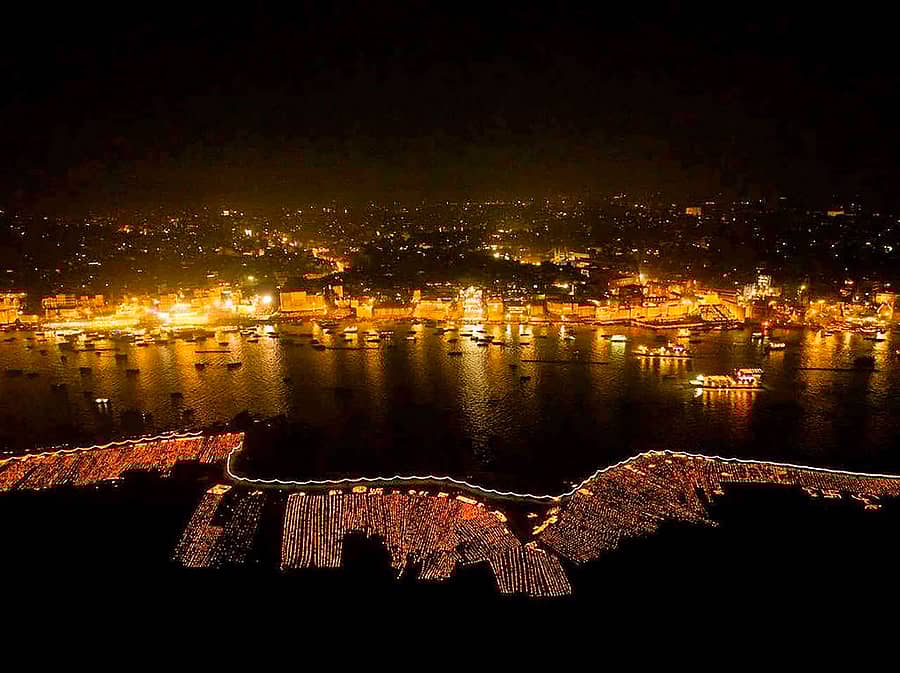 ದೀಪಗಳ ಮನಮೋಹಕ ಬೆಳಕಿನಲ್ಲಿ ಪ್ರಕಾಶಿಸುತ್ತಿರುವ ವಾರಾಣಸಿಯ ಗಂಗಾ ಘಾಟ್