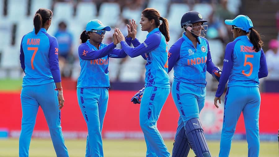 <div class="paragraphs"><p>ರಾಧಾ ಯಾದವ್ (ಮಧ್ಯದವರು - ಸಂಗ್ರಹ ಚಿತ್ರ)&nbsp;</p></div>