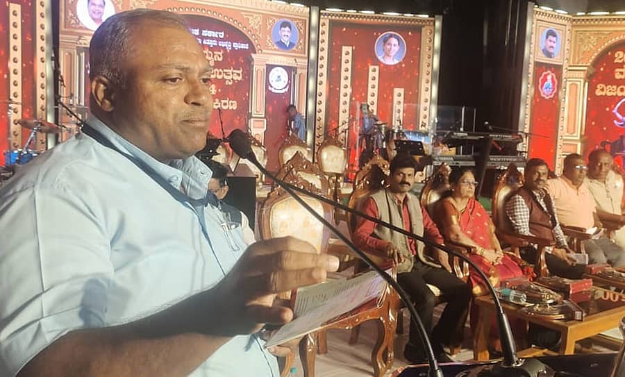 ಚನ್ನಮ್ಮನ ಕಿತ್ತೂರು ಕೋಟೆ ಆವರಣದಲ್ಲಿಯ ಮುಖ್ಯ ವೇದಿಕೆಯಲ್ಲಿ ಶುಕ್ರವಾರ ನಡೆದ ಎರಡನೇ ವಿಚಾರಗೋಷ್ಠಿಯಲ್ಲಿ ಸಾಹಿತಿ ಶೇಖರ ಹಲಸಗಿ ಮಾತನಾಡಿದರು ಪ್ರಜಾವಾಣಿ ಚಿತ್ರ