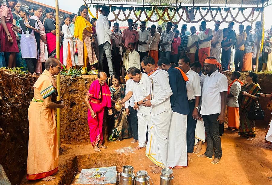 <div class="paragraphs"><p>ಬಂಟ್ವಾಳ ತಾಲ್ಲೂಕಿನ ಬಡಗಬೆಳ್ಳೂರು ಆದಿಶಕ್ತಿ ಚಾಮುಂಡೇಶ್ವರಿ ದೇವಸ್ಥಾನದಲ್ಲಿ ನೂತನ ಗರ್ಭಗುಡಿ ನಿರ್ಮಾಣಕ್ಕೆ ಗುರುವಾರ ಶಿಲಾನ್ಯಾಸ ನೆರವೇರಿತು</p></div>