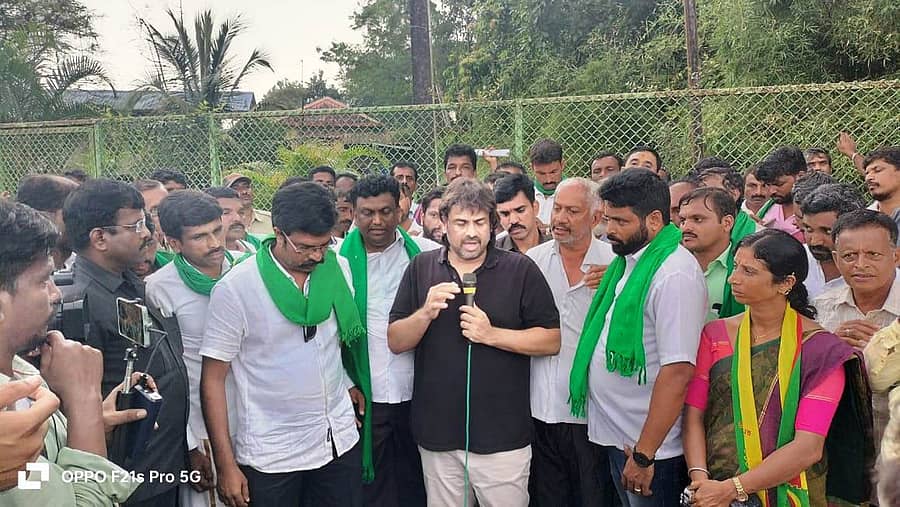 ಕಾರ್ಗಲ್ ಸಮೀಪದ ಚೈನಾಗೇಟ್ ಬಳಿಯ ಶರಾವತಿ ನದಿದಂಡೆಯಲ್ಲಿ ಲಿಂಗನಮಕ್ಕಿ ಪಾದಯಾತ್ರೆ ಮೊಟಕುಗೊಳಿಸುವಂತೆ ಸಚಿವ ಮಧು ಬಂಗಾರಪ್ಪ ಅವರು ರೈತ ಮುಖಂಡರ ಮನವೊಲಿಸಲು ಯತ್ನಿಸಿದರು