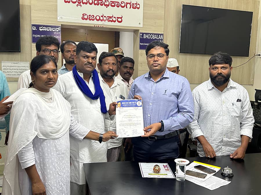 ದಲಿತರ ಮೇಲಿನ ದೌರ್ಜನ್ಯ ತಡೆಗಟ್ಟಲು ವಿಶೇಷ ಪೊಲೀಸ್ ಠಾಣೆ ತೆರೆಯುವಂತೆ ಆಗ್ರಹಿಸಿ ಕರ್ನಾಟಕ ದಲಿತ ಸಂಘರ್ಷ ಸಮಿತಿ (ಅಂಬೇಡ್ಕರ ವಾದ) ಜಿಲ್ಲಾ ಘಟಕದ ಪದಾಧಿಕಾರಿಗಳು ಗುರುವಾರ ಜಿಲ್ಲಾಧಿಕಾರಿ ಟಿ.ಭೂಬಾಲನ್‌ ಅವರಿಗೆ ಮನವಿ ಸಲ್ಲಿಸಿದರು.