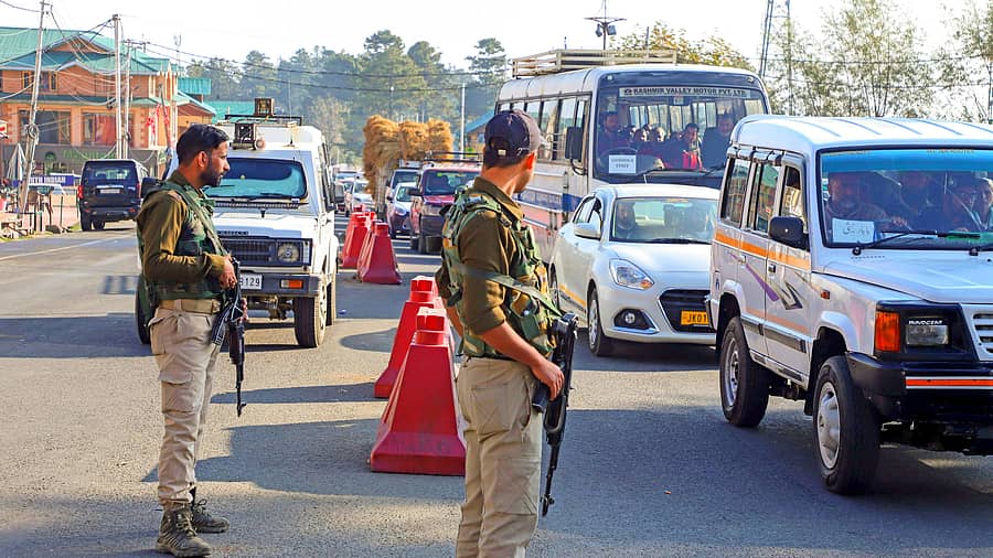 ಸೇನಾ ವಾಹನದ ಮೇಲೆ ಉಗ್ರರ ದಾಳಿ ನಡೆದ ಬಳಿಕ ಸ್ಥಳದಲ್ಲಿ ಭದ್ರತಾ ಕಾರ್ಯಾಚರಣೆ ನಡೆಸುತ್ತಿರುವ ಯೋಧರು – ಪಿಟಿಐ ಚಿತ್ರ
